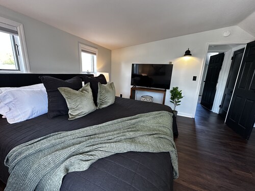 #2 Chestnut new lovely 2BR Apt 0.5 mile to Cooperstown All Star Village 