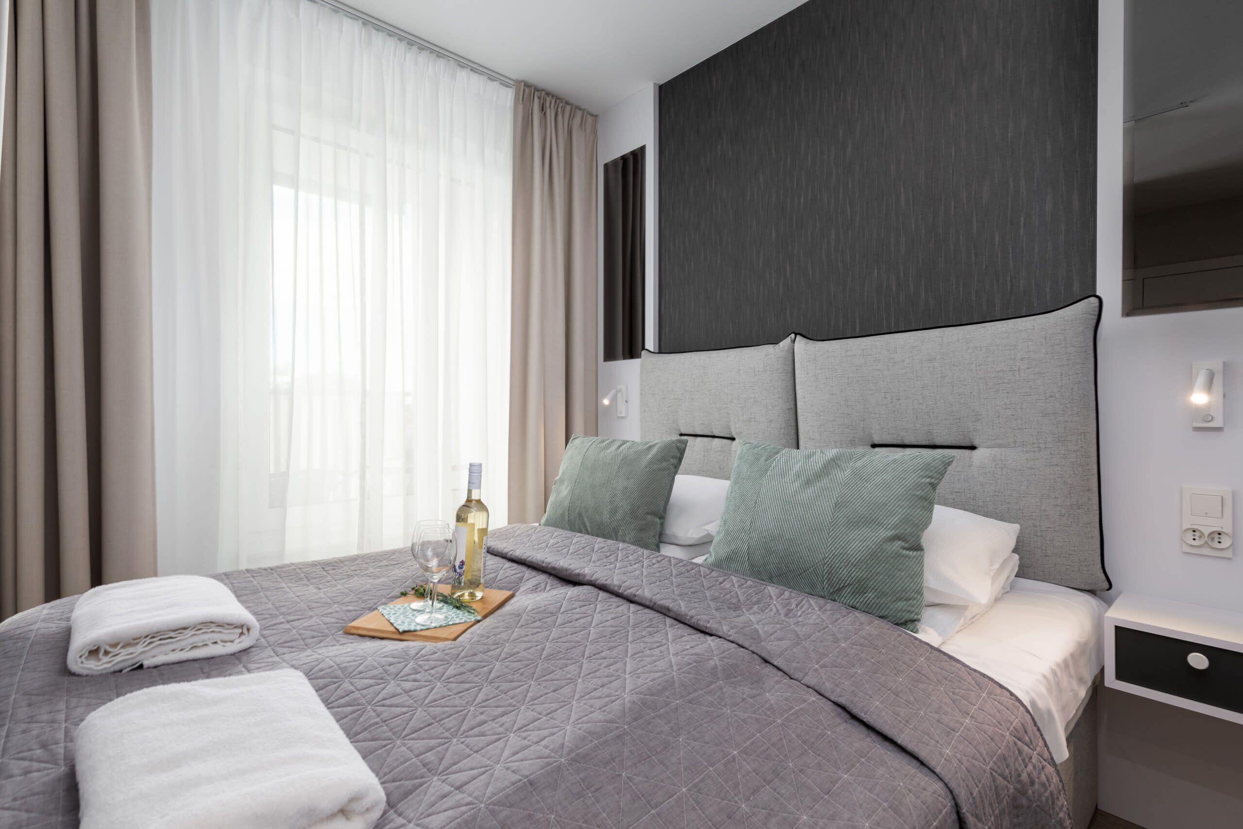 Iron/ironing board, WiFi, bed sheets