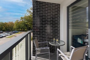 Outdoor dining - Mlynska 10B | Apartment with Balcony and Bedroom (Kolobrzeg)