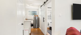 Pristine Downtown 1-Bedroom Steps from State House 