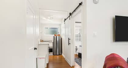 Pristine Downtown 1-Bedroom Steps from State House