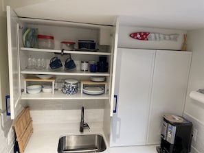 Fridge, microwave, oven, stovetop - Pristine Downtown 1-Bedroom Steps from State House (Annapolis)