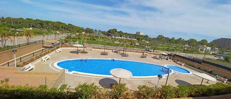 Una piscina al aire libre