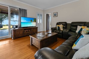 TV, fireplace - Tranquility Point: Perfect for those looking to enjoy some peace (Raymond Island)
