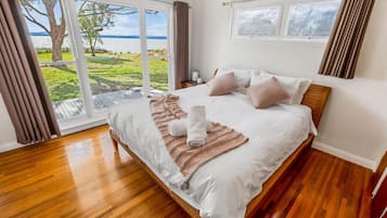 4 bedrooms, iron/ironing board, free WiFi, bed sheets