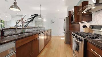 Coffee/tea maker, fridge, microwave, oven