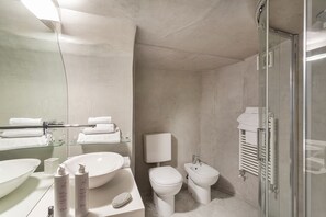 Bathtub, hair dryer, bidet, towels