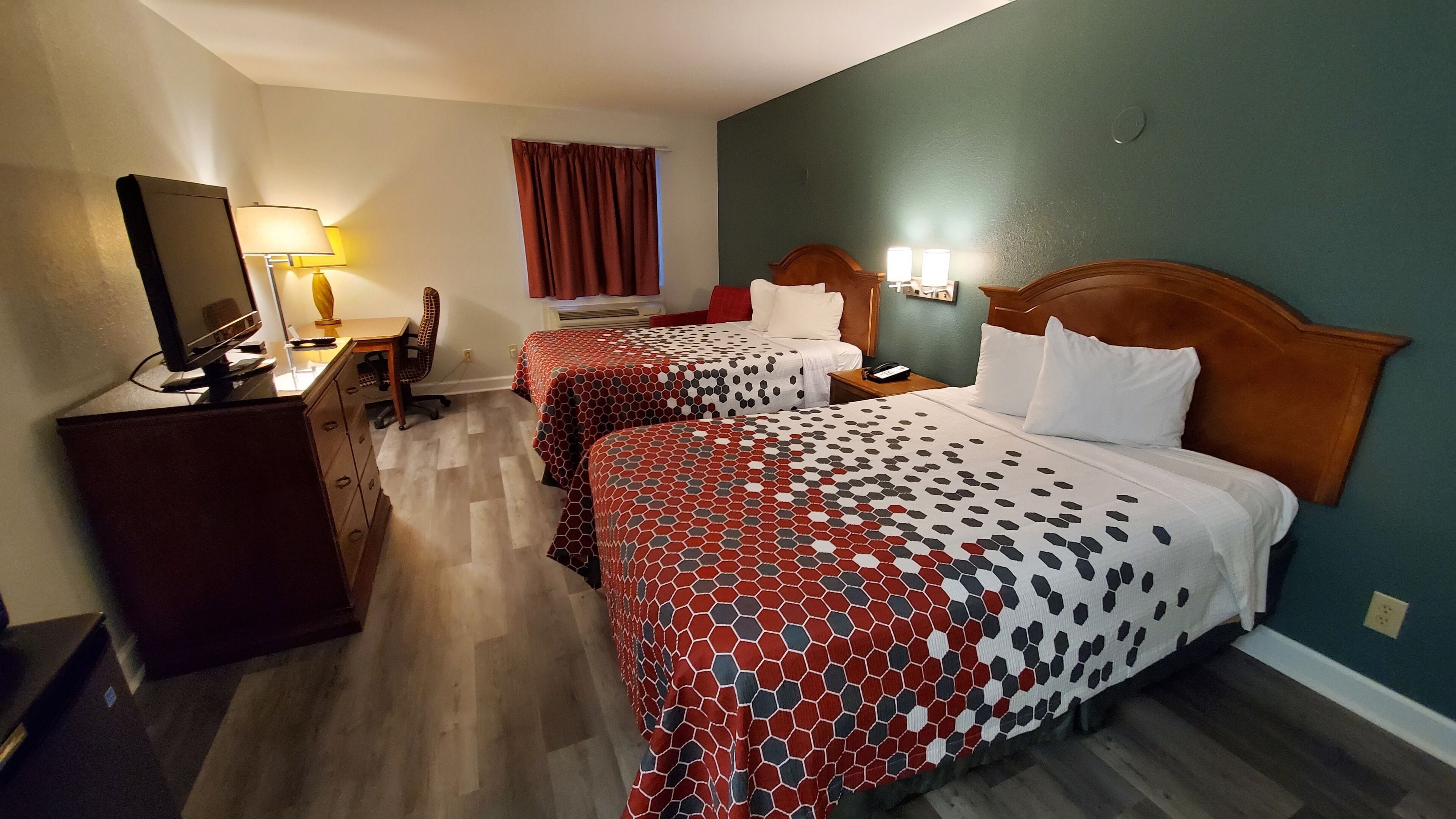 مكتب ومساحة عمل للكمبيوتر المحمول وستائر تعتيم ومكواة/لوح كي