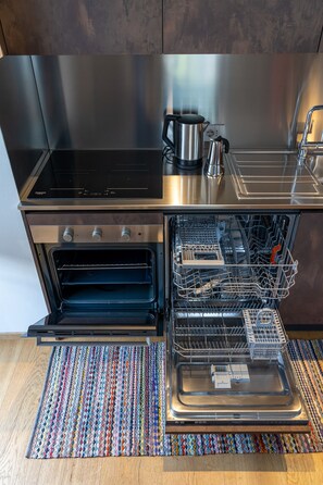 Fridge, oven, dishwasher, coffee/tea maker