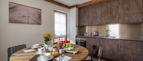 Fridge, oven, dishwasher, coffee/tea maker