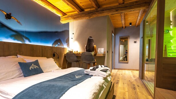 A bedroom with a bed, a desk, and a chair. - TEVERONE SUITES & WELLNESS - Camera Gallo Forcello (Lamosano)