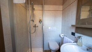 A bathroom with a glass-enclosed shower, a toilet, and a sink with a soap dispenser. - TEVERONE SUITES & WELLNESS - Camera Gallo Forcello (Lamosano)