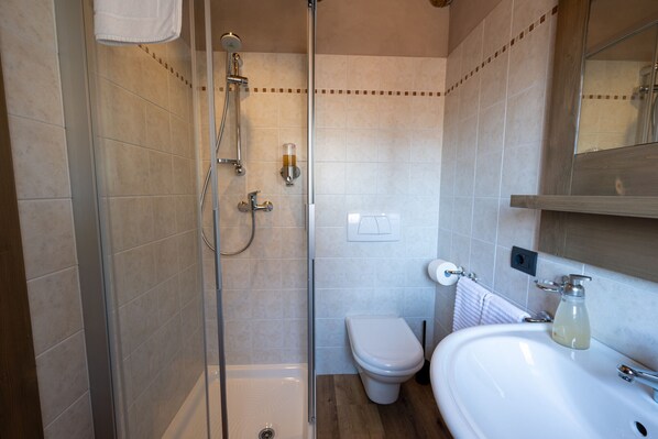 Shower, hair dryer, towels - TEVERONE SUITES & WELLNESS - Camera Gallo Forcello (Lamosano)