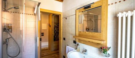 Douche, sèche-cheveux, serviettes fournies