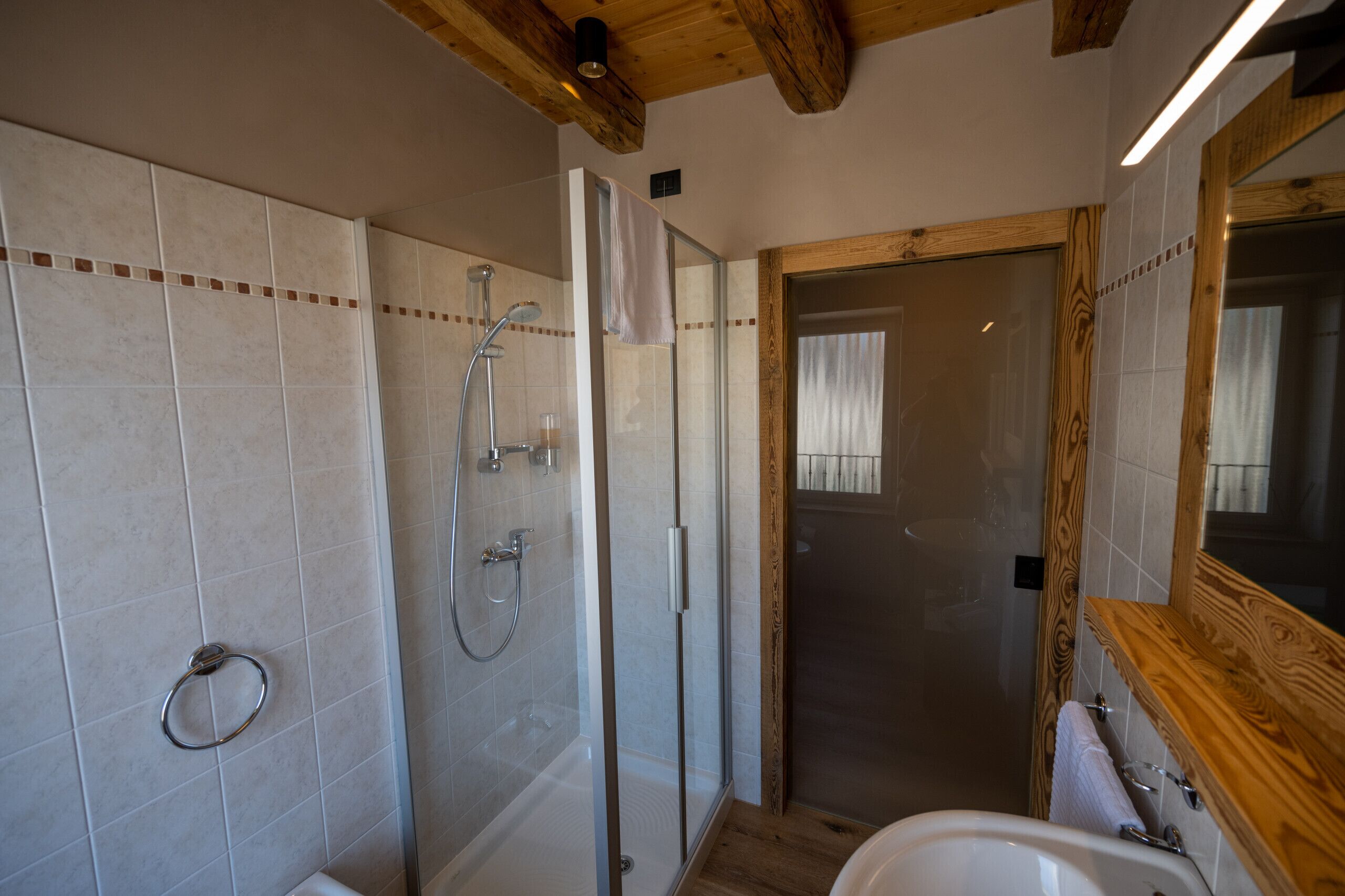 Douche, sèche-cheveux, serviettes fournies