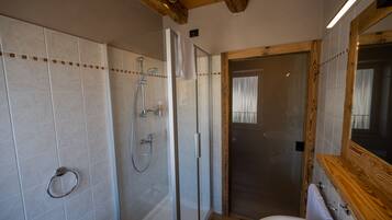 Dusch, hårtork och handdukar