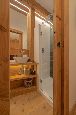 Bruser, bidet, håndklæder, Toiletpapir