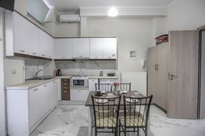 Family Apartment | Private kitchen | Mini-fridge, microwave, toaster oven, cookware/dishes/utensils - Del Sol Meteora Luxurious Family Suites1 (Kalabaka)