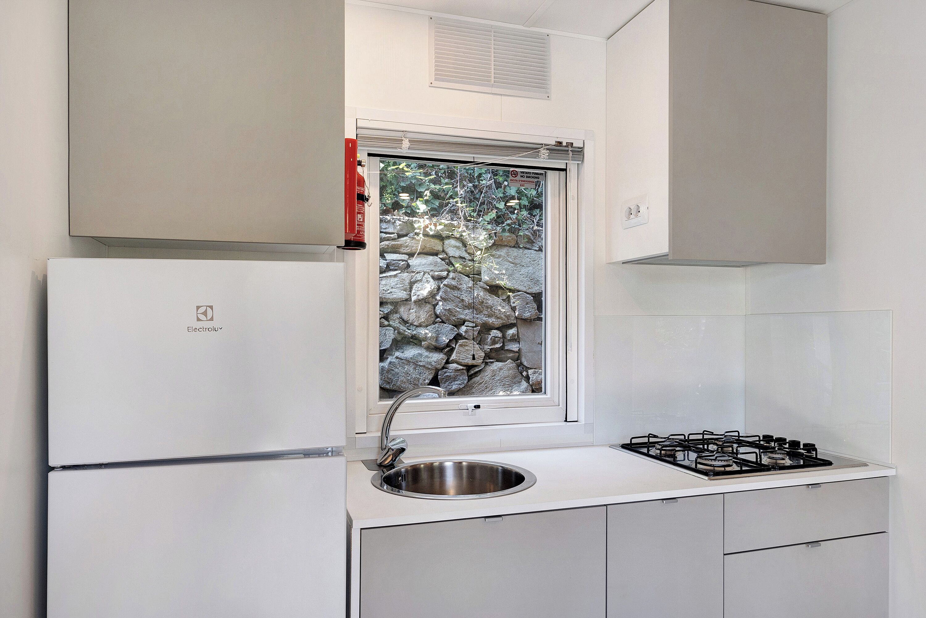 Réfrigérateur, micro-ondes, plaque de cuisson, bouilloire électrique