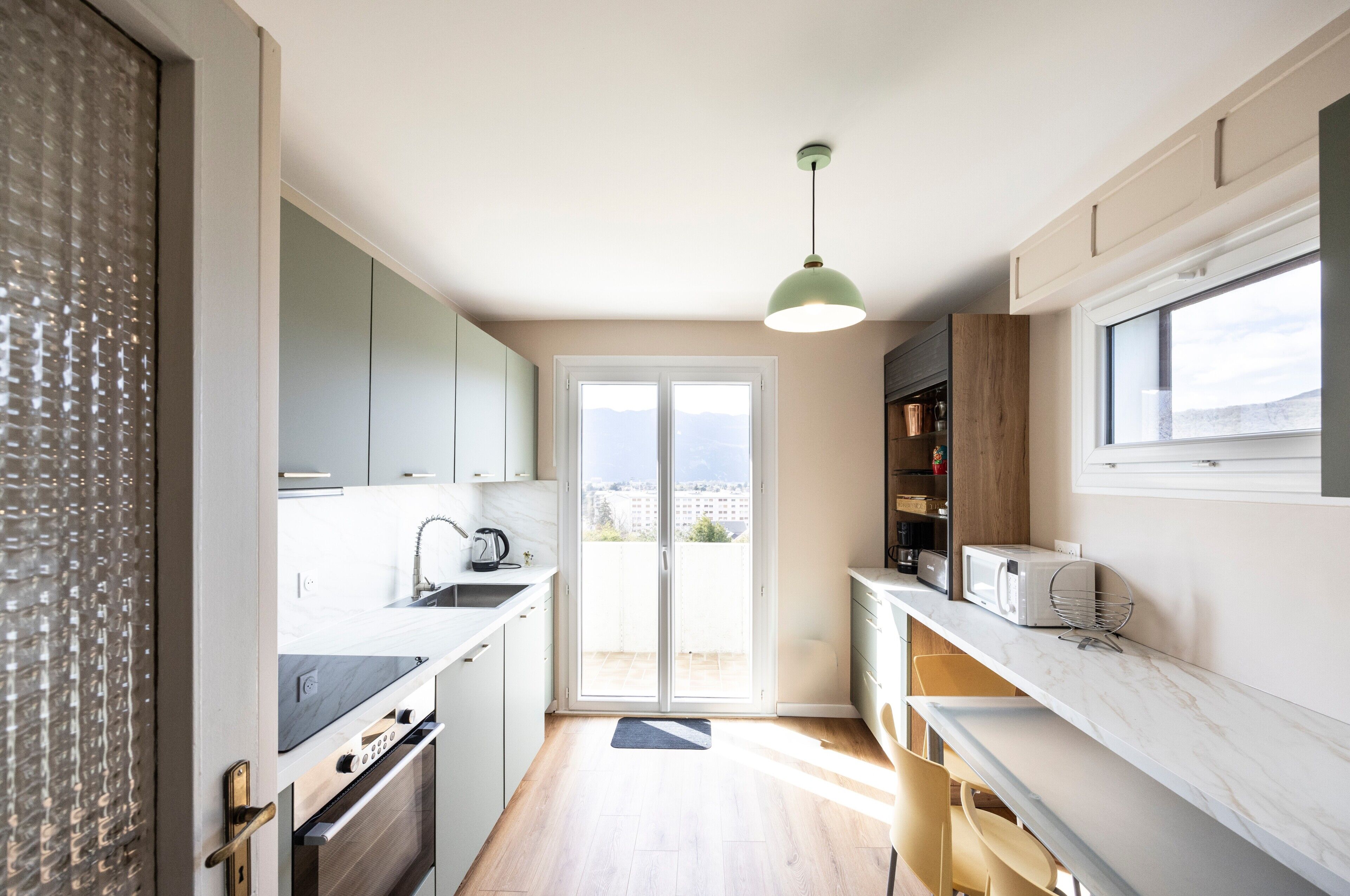 Een koelkast, een oven, een kookplaat, een vaatwasser