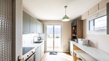 Fridge, oven, stovetop, dishwasher