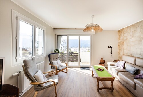 Chalet Les Tourelles avec vue sur le lac, terrasse et balcon privés.