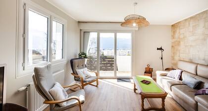 Chalet Les Tourelles avec vue sur le lac, terrasse et balcon privés.