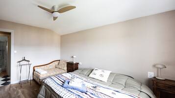 3 slaapkamers, een strijkplank/strijkijzer, beddengoed