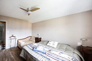 3 habitaciones, tabla de planchar con plancha y ropa de cama 