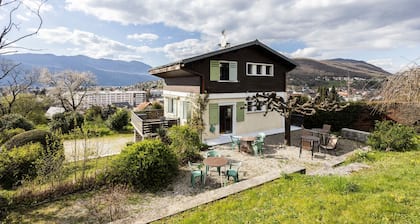 Chalet Les Tourelles avec vue sur le lac, terrasse et balcon privés.