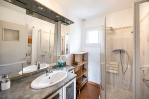 Dusj, hårføner og håndklær