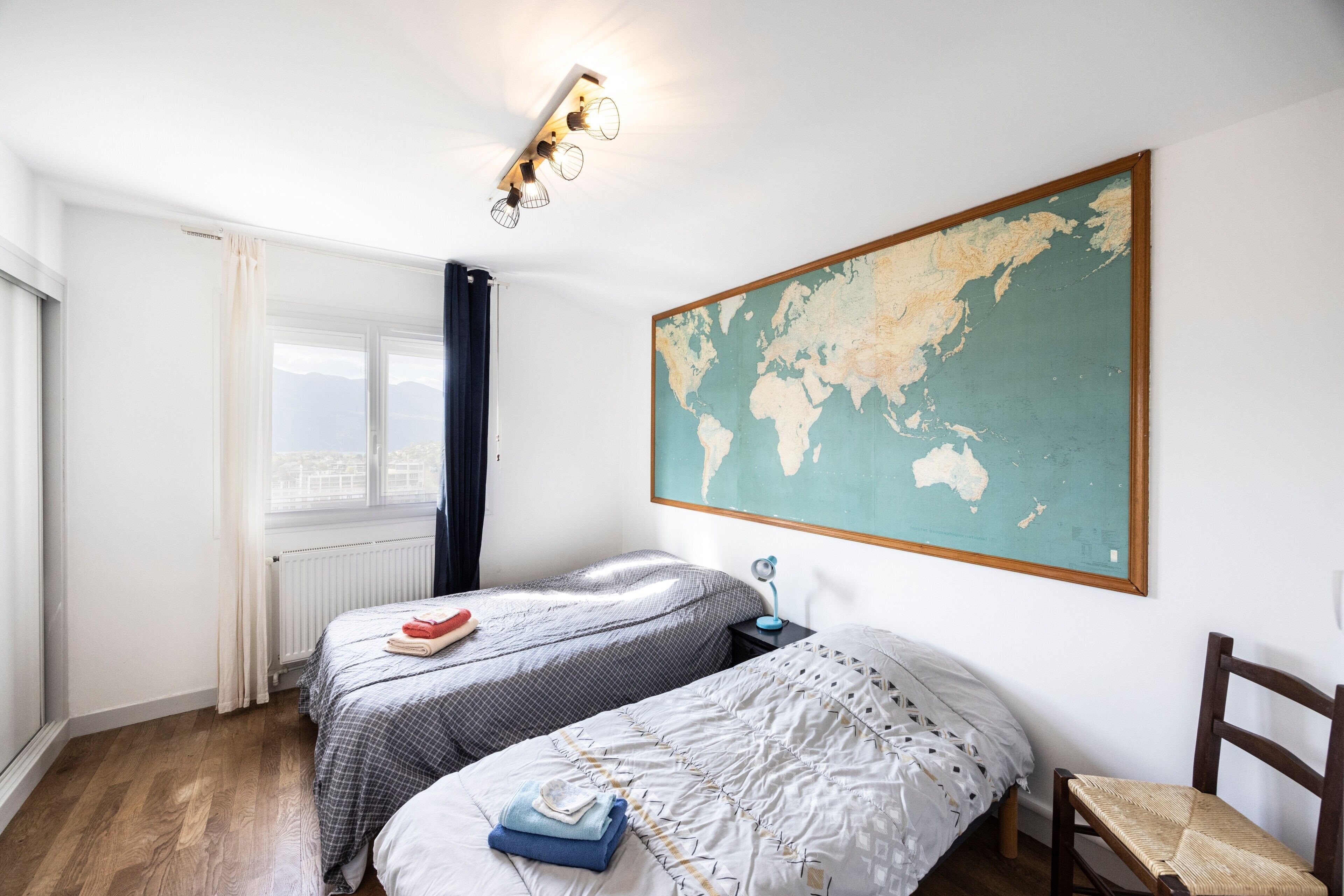 3 dormitorios, tabla de planchar con plancha, ropa de cama