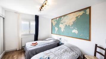 3 dormitorios, tabla de planchar con plancha, ropa de cama