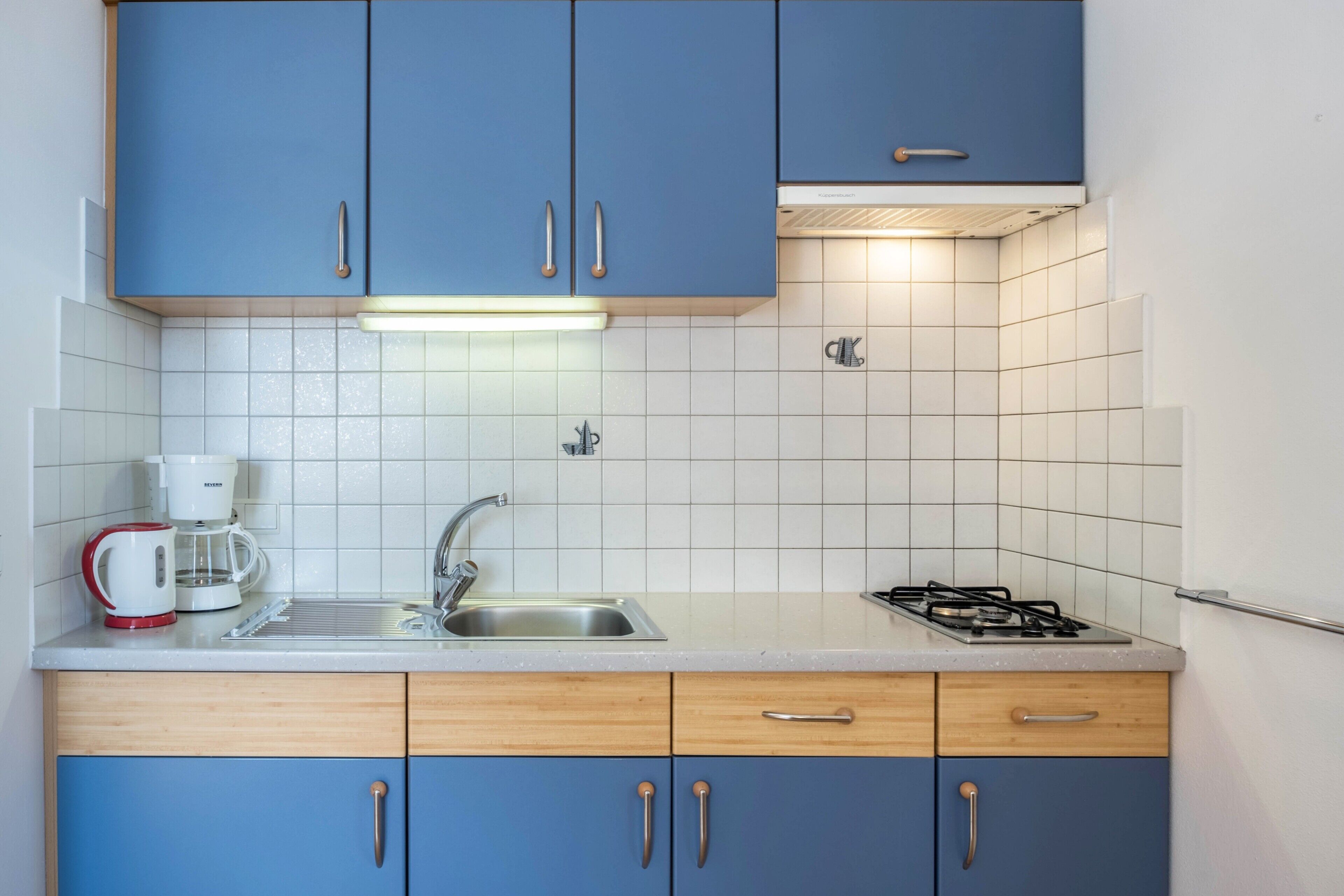 Fridge, stovetop, coffee/tea maker, electric kettle