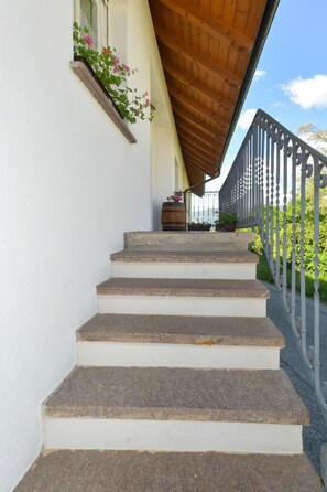 Exterior detail - Farmhouse "Valtlhof - Apt 1" with Shared Pool, Shared Garden & Wi-Fi (Cornaiano)