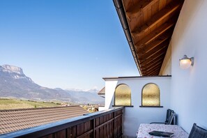 Outdoor dining - Farmhouse "Valtlhof - Apt 1" with Shared Pool, Shared Garden & Wi-Fi (Cornaiano)