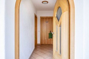 Interior - Farmhouse "Valtlhof - Apt 1" with Shared Pool, Shared Garden & Wi-Fi (Cornaiano)