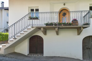 Exterior detail - Farmhouse "Valtlhof - Apt 1" with Shared Pool, Shared Garden & Wi-Fi (Cornaiano)