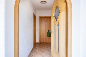 Interior - Farmhouse "Valtlhof - Apt 1" with Shared Pool, Shared Garden & Wi-Fi (Cornaiano)