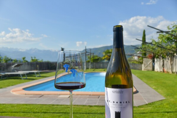 Pool - Farmhouse "Valtlhof - Apt 1" with Shared Pool, Shared Garden & Wi-Fi (Cornaiano)