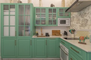 Een koelkast, een magnetron, een oven, een kookplaat