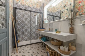 Een douche, een haardroger, handdoeken