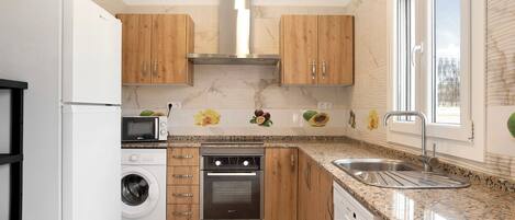 Réfrigérateur, micro-ondes, four, plaque de cuisson