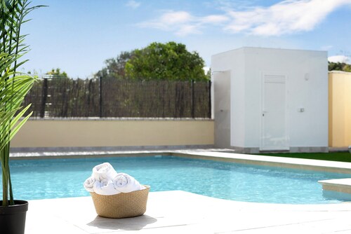 Pet-Friendly Holiday Home "Villa Montenmedio - Juande"