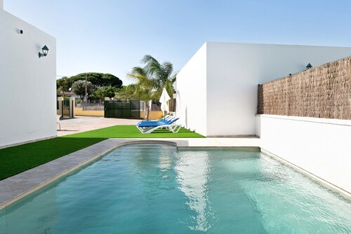 Pet-Friendly Holiday Home "Villa Montenmedio - Carmelo" with Mountain View & Pool