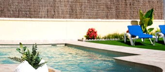 Casa vacanze pet-friendly "Villa Montenmedio 1" con vista sulle montagne e piscina