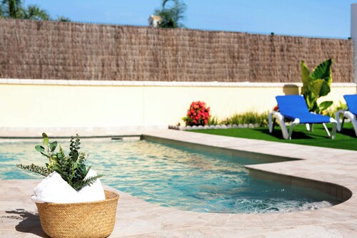 Maison de vacances "Villa Montenmedio 1" avec vue sur les montagnes et piscine.