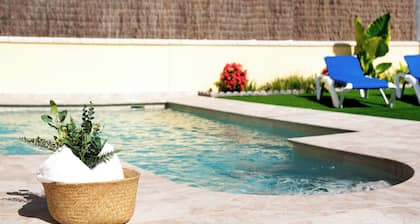 Maison de vacances "Villa Montenmedio 1" avec vue sur les montagnes et piscine.