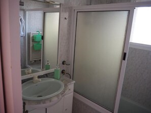 Bathtub, hair dryer, towels