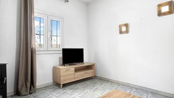 Een televisie en een open haard